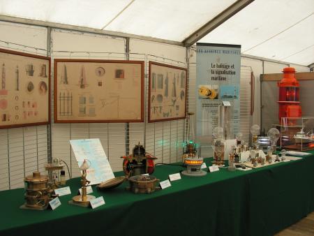 STAND DES LAMPES ET LUMIèRES DE FARES