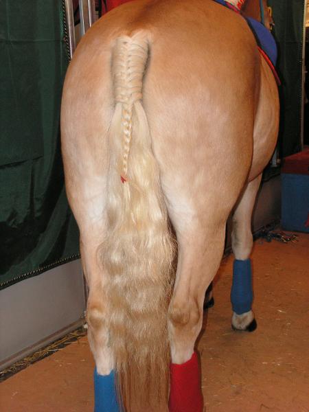 ET DERRIèRE AUSSI